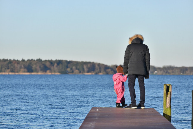 Vater mit Kind auf Steg 2